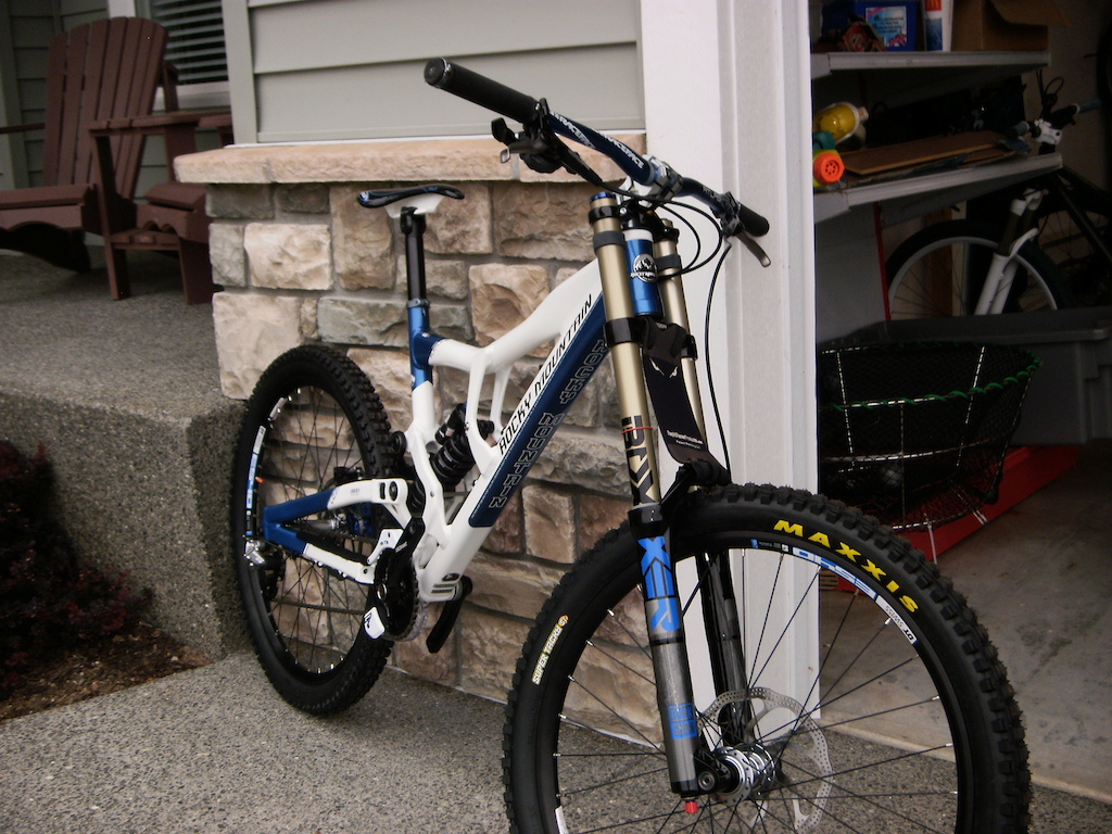 New 2012 Rocky Mountain Flatline Pro and new Raceface AtlasFR bars! Thanks the Blacks Cycles and Rocky Mountain bikes!
