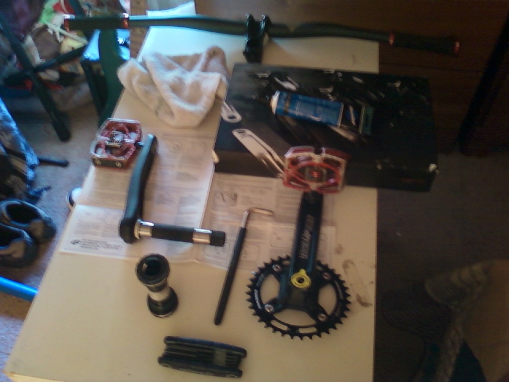 Some new parts! Race Face Evolve DH (with my old Mallets) and bb, Truvativ Hussefelt 60mm stem, and Truvativ Boobars. Not much, but it's a start!