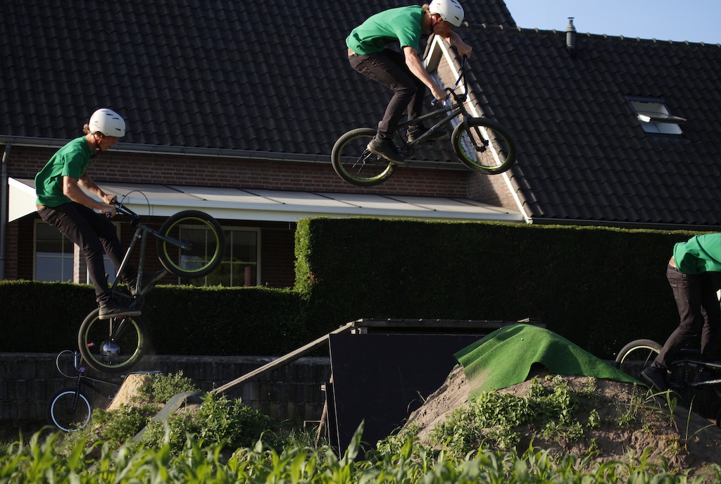 Frank Nabuurs is jumping the dirt!