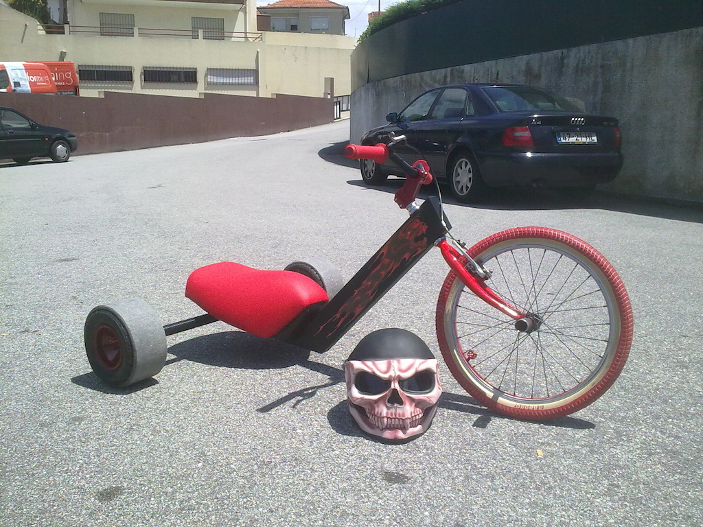 este ira ser o meu ultimo trike pois ja começa a custar muito tanto em dinheiro como em trabalho por isso eu e o meu pai decidimos fazer o ultimo trike mas um trike especial espero que gostem c: