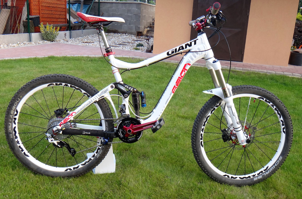 My present bike 2011 Reign with mods for light freeriding.
170mm travel frame with 170mm Lyrik Soloair DH fork...  14,3 kg