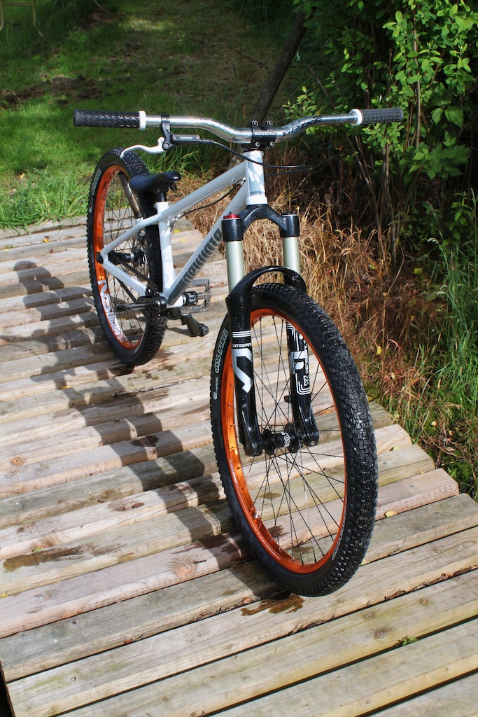 my new atomlab trailking, ns rims, wellgo pedals, schwabe table top tires, primo cranks, primo sprocket, primo seat, shimano hydrolic brake, spank bars, syncros stem (atm), and my favourite.. X-Fusion Vengeance