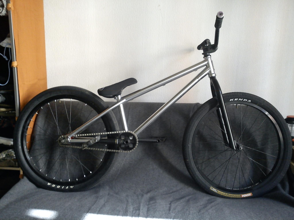 Our friend Tansky's bike. The weight of this beast is around 9.5kg.

Frame: Resistant Cycles_El Deuce
Fork: Resistant Cycles Mentor 10mm Prototype
Cranks: Foundation Subprime
Sprocket: FitBmx 28t
Pedals: Dartmoor plastic
Seat: Kink fat
Seatpost: Kink
Stem: Odyssey Elementary
Handlebar: Aktarus
Front hub: Twenty PI
Rear hub: NSBikes Rollercoaster
Front rim: Alienation Runaway 36t
Rear rim: Atomlab Pimp
Tires: Kenda Kiniption &amp; Tioga