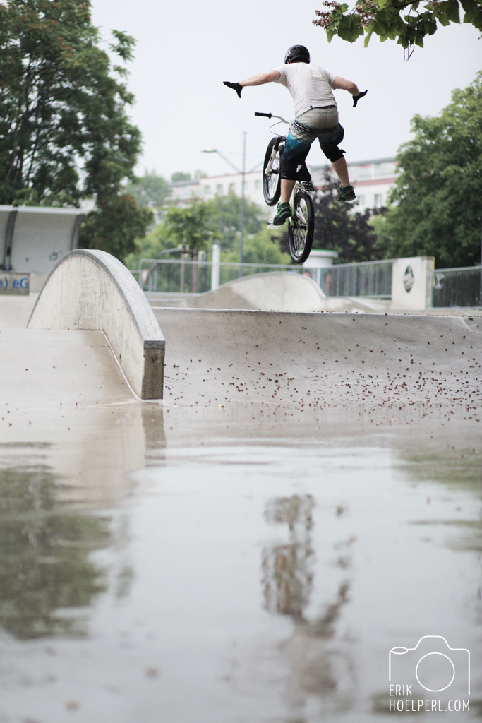 When I arrived at the skatepark yesterday it instantly started to rain badly and for a moment I thought I will give a fuck about it but then I just dont. put my bathing shorts on and shredded