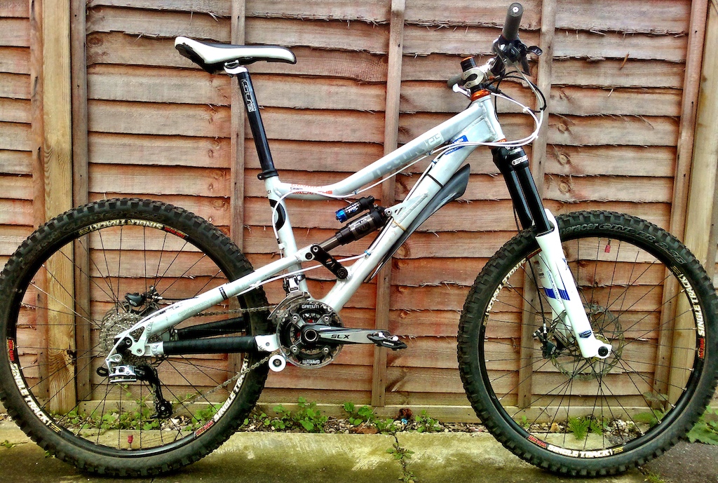 New bike (to me at least) - 2009 Devinci Hectik. First foray into full-suss. Sooo much fun! Such a great trail bike. Might not be the lightest, most pedal-friendly thing out there but I certainly have alot of fun on it...