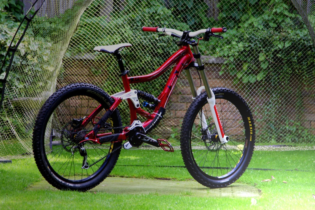 latest picture of the downhill machine before i go to france. latest update is boxxers.
 pic taken 10-7-2012
canon 40d- 24-105L