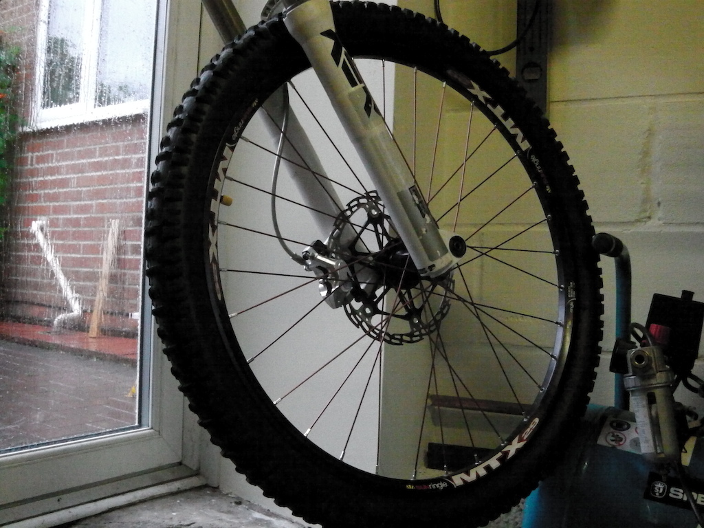new wheel built, spokes are red, see other pic to see the colour better :D
