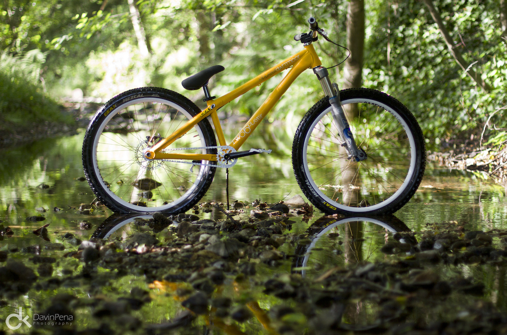 Ray George (Santa Cruz, CA) shows his great skills and his lovely sunny yellow Two6Player custom build. Welcome Ray to Dartmoor team !!
Photo credit: Davin Pena - http://davinpena.pinkbike.com/album/