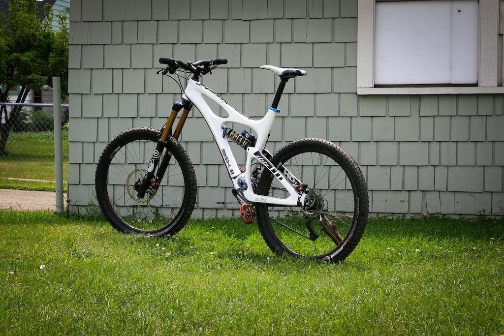 Pics of my new Ibis Mojo HD. Built up with Ibis's SLX kit, Fox DHX RC4 with ti spring, Fox Talas 180, rotor upgrades, and Crank Bros Mallet ti pedals. Best all-around mountain bike I've ever ridden.