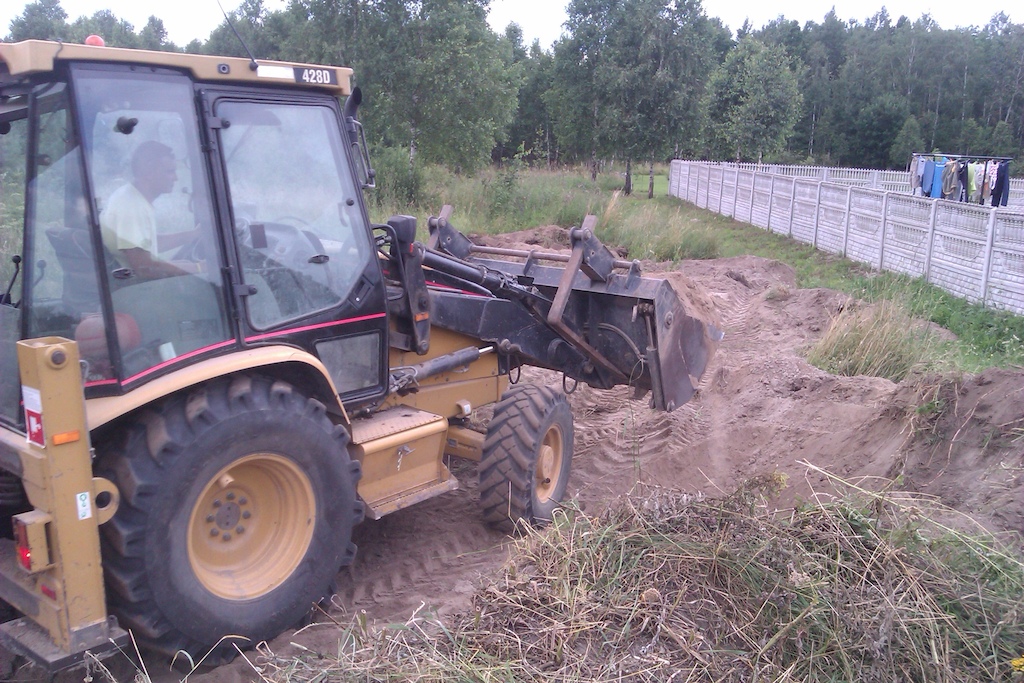 Prace nad hopami ruszyły, równamy teren :P