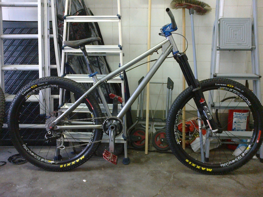 ns bikes / nsbikes surge with marzocchi 66 ..not so fat, juste perfect for downhill with a hardtail =D