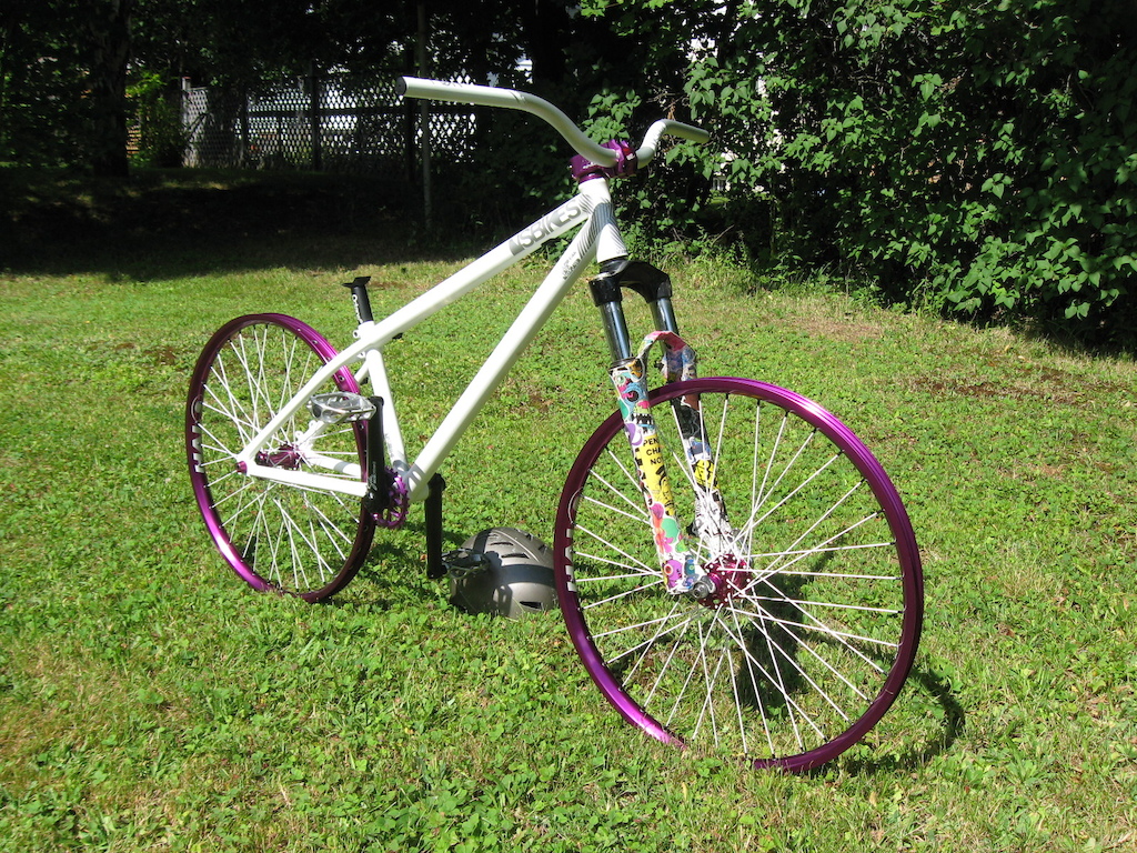 Threw on the forks from the shonky to see what it would look like! Still need seat, tires, and new fork. Grip are now on.