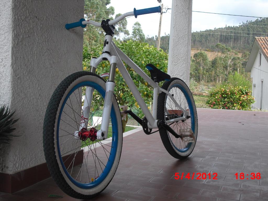 Bike check:

Quadro:24 seven ( Agora e um Mutant larranja)
Espigao:DMR BIKES
Selim: Mutant Bikes Gordo
Aro de tras:  Alienation
Raios:Specialized
Cubo:Shimano
Aro da frente: Alienation
Raios:Specialized
Cubo:DMR revolver 
Susp:Manitou Circus Expert 80mm
Guiador:Specialized (e muita leve!)
Punhos:Shadow Conspiracy Thirteen
Avanço:Specialized
Pedais:Odissey
Cranks:Profile
Cremalheira:Mutiny
Corrente:KMC Z