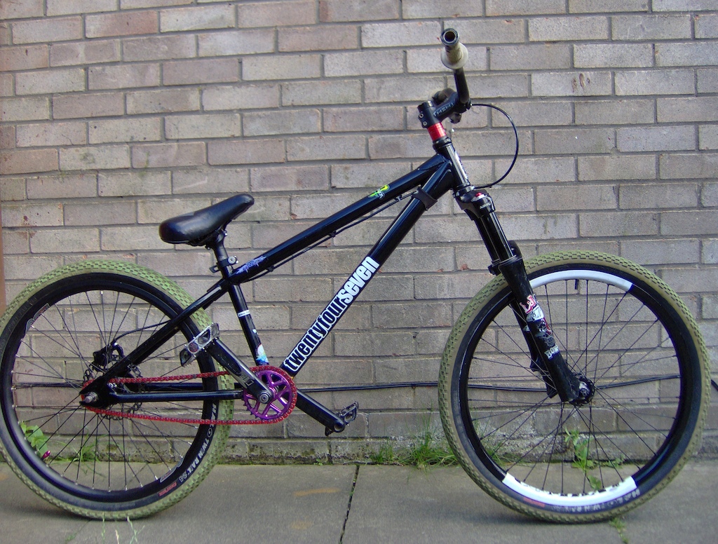 2009 TWENTYFOURSEVEN SUBSTANCE JUMP BIKE
RUNS 24 OR 26 INCH WHEELS
MARZOCCHI DIRT JUMPER 1 //air forks//
CUSTOM PAINT JOB HALO COMBAT FRONT WHEEL
DMR DV 24 INCH DISC REAR WHEEL ON HALO TWIN RAIL TYERS ////also spare dmr dv front wheel needs axel////
HAYES NINE REAR HYDROLIC BRAKE,,,,JUST HAD NEW PADS
TWENTYFOURSEVEN SUPERFAT 3 PIECE CRANK
DMR V8 PEDALS
IDENTITE SEAT CLAMP AND SEAT POLE
FSA PIG A HEAD
AZONIC HIGH RISE BARS
KONA COWAN GRIPS
BLANK SEAT
RED HALF LINK CHAIN
PURPLE DMR SPIN FRONT SPROCKET
READY TO RIDE,,,£ 250
