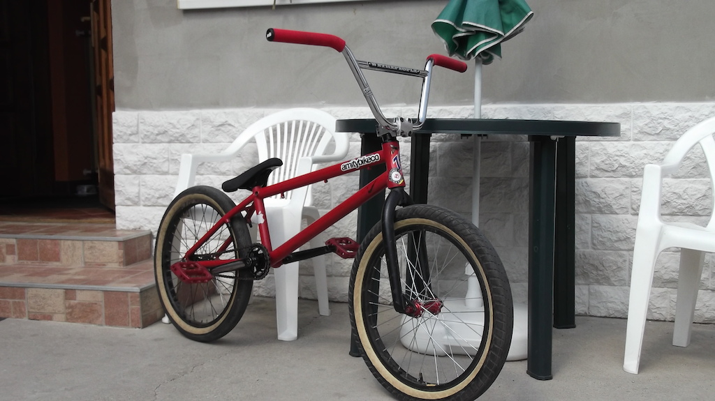 frame: wtp sleepless
fork: salt
bar: wtp od
stem: wtp supreme
front wheel: bts hub
                 alienation pbrim
                 fit faf 2.25
rear wheel: novatech rebel hub
                 shining rim
                 fit faf 2.10
seat: fit lobo
headset: cult
crank: salt 
pedals: odyssey
