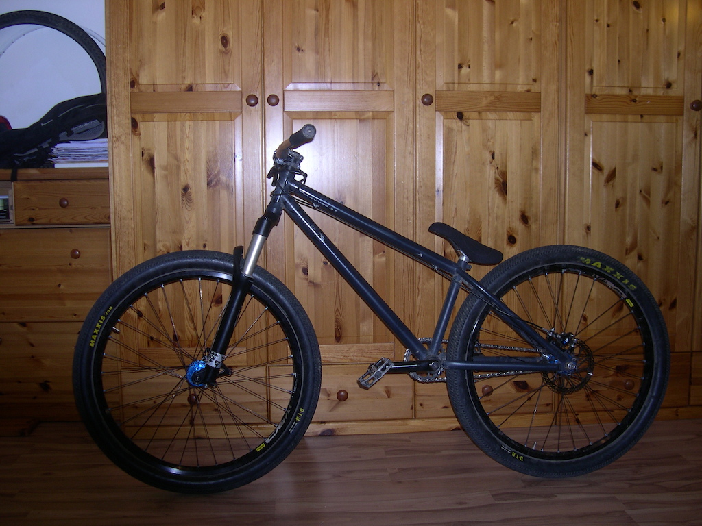 Frame : Ns Majesty park 2011
Fork : Rockshox argyle Rct
Hubs : Hope pro 2 evo 
Rims : Mavic Ex 721 
Tire : Maxxis Dth
Bar : Spank Spike 15 mm rise 
Stem : Easton Havoc 
Brake : Avid Elixir X.0. black/blue
Cranks : Dmr cult 
Chain : Kmc
Seat : Stolen F-boss
Seat-post : Octane one 
Grips : Leafcyles 
Headset : Beddo