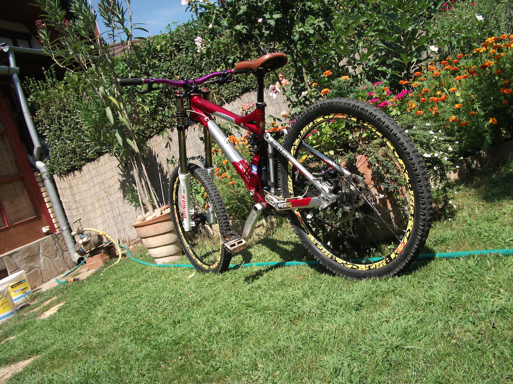 Finally the bike washed, the brake pads changed, hope i can ride it very soon :)
Mavic Deemax Decals on the rims :)