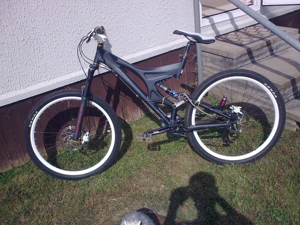 specialised  s-works enduro 04 mint con only a few scrapes here and there £750 ovno 
epicon 140 mm lockout forks
 front &amp; rear white halo rims
 f&amp;r white shimano br-m445 hydros
 kenda small block 8 tyres 180 f quad disk &amp; avid 160 r disk
 white outland 30.8 bars (720 wide) &amp; stem (new) last month
 deore mega 9 speed mech and changer 
grey 2 piece crank and hollotech bb (new) last month
fox rear shock with specialised brain 
f+r gold halo qr squers (new) + (new) gold headset + gold outland grips
