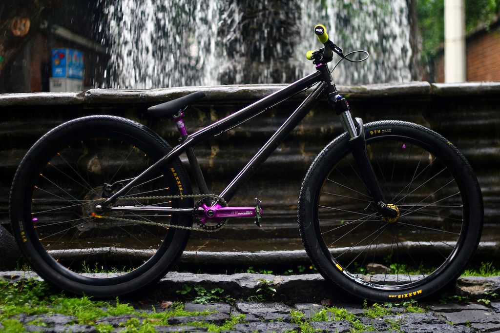 MOB 
ARGYLE 318
PEDALS &amp; STEMP STRAITLINE
HANDLEBAR SUNLINE V1
CRANK RACE FACE ATLAS WITH QUAMEN WHEEL SET MAVIC 729 WITH TRANSITION HUBS 32
SEAT POST DMR 
SEAT ODYSSEY
TIRES MAXXIS DTH
