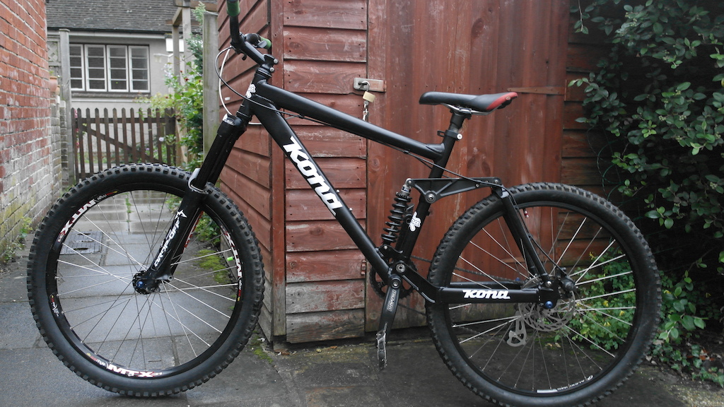 I resprayed my Kona Coiler 2006 from white to Gloss black - and got some custom Kona Decals in white:)