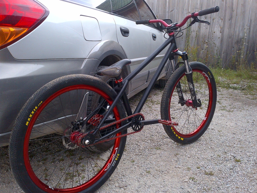 Dobermann Pinscher, Argyle 409, Spank Tweet Tweet Hoops, Chris King Hubs/Headset, Deity Bars/Stem/Cranks/Sprocket, Avid X-0 Brake, Maxxis DTH, Straightline Pedals/Seat Clamp