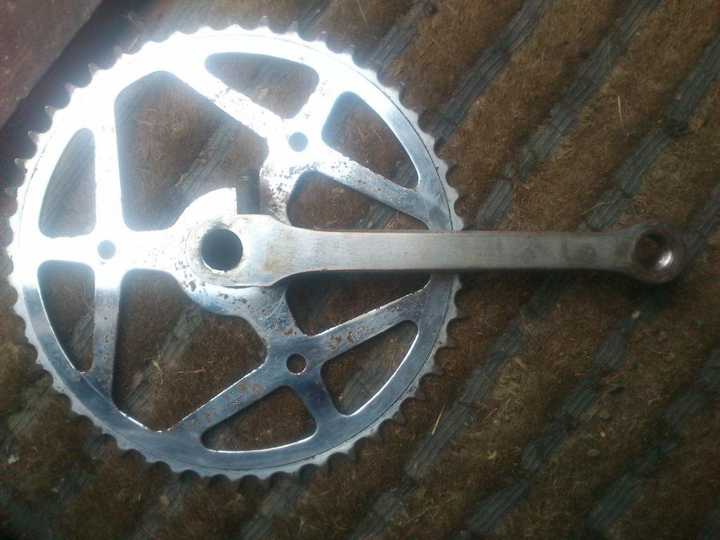 Compare this crankset to the when it was on the bike. Gave it some degreaser and a bit of elbow grease. Come up nicely so far, now where is that wire wool and metal polish?