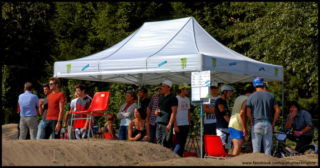 UMP TRACK INVITATIONAL 15 SEPTEMBRE 2012
https://www.facebook.com/PumptrackFrance
Sponsorisé par :
•	Côté Bière
•	Holeshot Racing : http://www.holeshot-racing.fr/

•	Kenny Racing : http://www.kenny-racing.com/

•	Monster Energy : http://www.monsterenergy.com/

•	Ride On : http://www.rideon.fr/

•	Xcytt Bikes : http://www.xcytt.com/

•	Freegun Underwear : http://www.freegun.com/fr/

•	Shimano : http://www.shimano-france.com/

•	Khulan Production : https://www.facebook.com/khulanproduction?filter=1
Pump Track qui a pu être crée grâce à la commune de SAINT-MARTIN-AU-LAËRT : http://www.ville-saintmartinaulaert.fr/