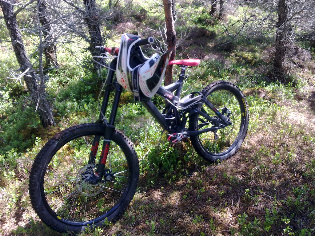 My demo 9, its an old dog, but it rips. Just before heading down Ben/Ross's trail in Highburnside.