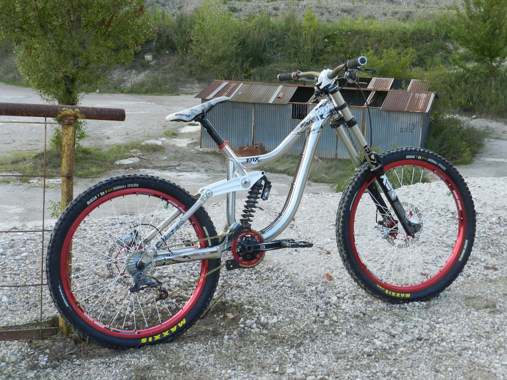 Kona Operator
Rear Shock: Fox van R
Fork: RockShox Boxxer race 200mm 
Crankarms: FSA Moto
Chainrings: E.13 Guidering red 36
B/B: FSA
Pedals: Kona JackShit 
Chain: KMC Light Gold
Freewheel: Sram 12 23
Chainguide: E.13 LG1+ 
R/D: Sram X7
Shifters: Sram X9
Brake Calipers: Avid code r
Front Brake Rotor: Hope Mono 6 red 203
Rear Brake Rotor: Hope Mono 6 red 203
Brake Levers: Avid code r
Headset: Orbit 1.5 ZS NO.57-1 
Handlebar: Renthal FatBar 20mm rise
Stem: Truvativ Holzfeller
Seatpost: Kona
Seat Clamp: FRM red
Grips: Lizard Skins Peaty black
Saddle: Funn Skinny 
Front Hub: Nope FunWorks
Rear Hub: Nope FunWorks
Spokes: Sixpack White
Rims: FunWorks RimboStar red
Front Tire: Maxxis Minion DHF 26x2.5 
Rear Tire: Maxxis Minion DHF 26x2.5