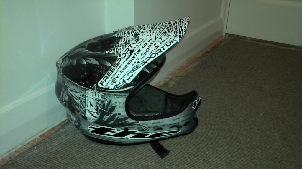 my helmet couretsy of freesportuk.

new peak design.