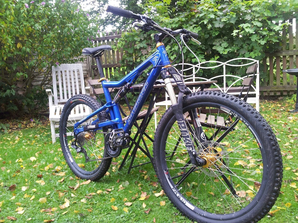 My Santa Cruz Heckler
2007 RockShox Pike 409,
Fox RP2 rear shock
Shimano SLX FR cranks &amp; full SLX transmission, 
Hope Mono Mini brakes-Gold bore caps &amp; floating rotors (183f&amp;160r),
Funn FullOn 750mm bars,
Thompson Elite stem &amp; seatpost,
Hope Headset, Seat QR &amp; Wheel QR, all Gold,
DTSwiss FR6.1D rims on gold Hope Pro2 Hubs