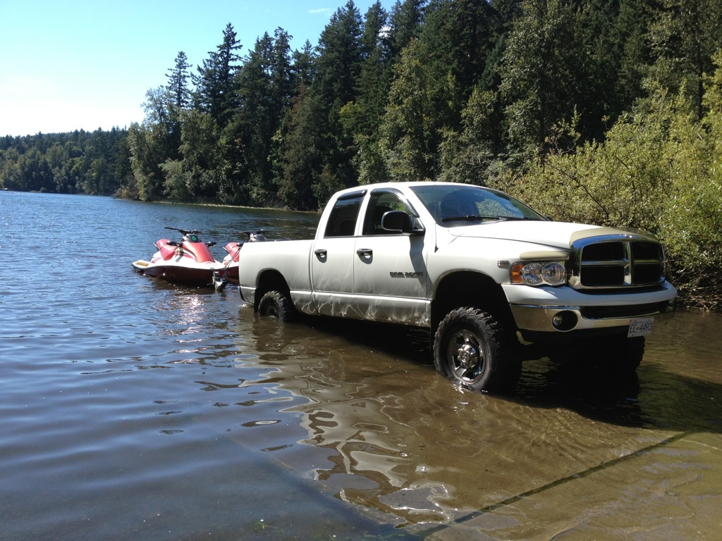 2005 dodge ram 2500 with 6" fabtech lift, full flomaster and 35" tires.
dual 2000 tigershark 770cc twin 2 strokes.