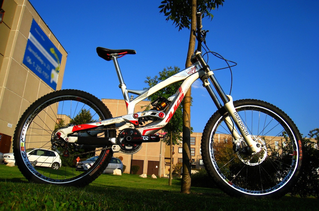 NL Design decals fitted, i think they look fantastic on the bike.