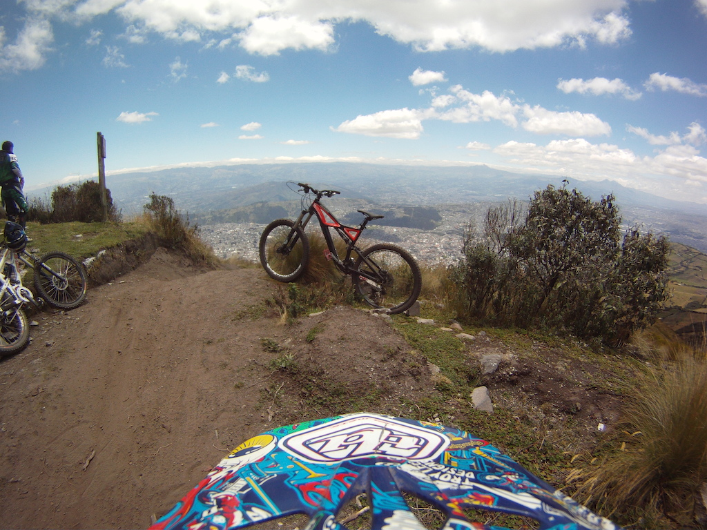 Specialized Enduro freeriding in the top of Pichincha at 13500ft..!!