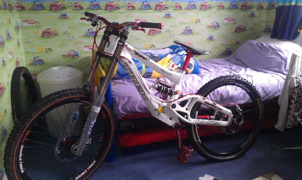 trek session 10  needs some finishing touches eg, frame spray black, new front spank rim and tyre and some monster t fork / or some black fox lowers , next to add