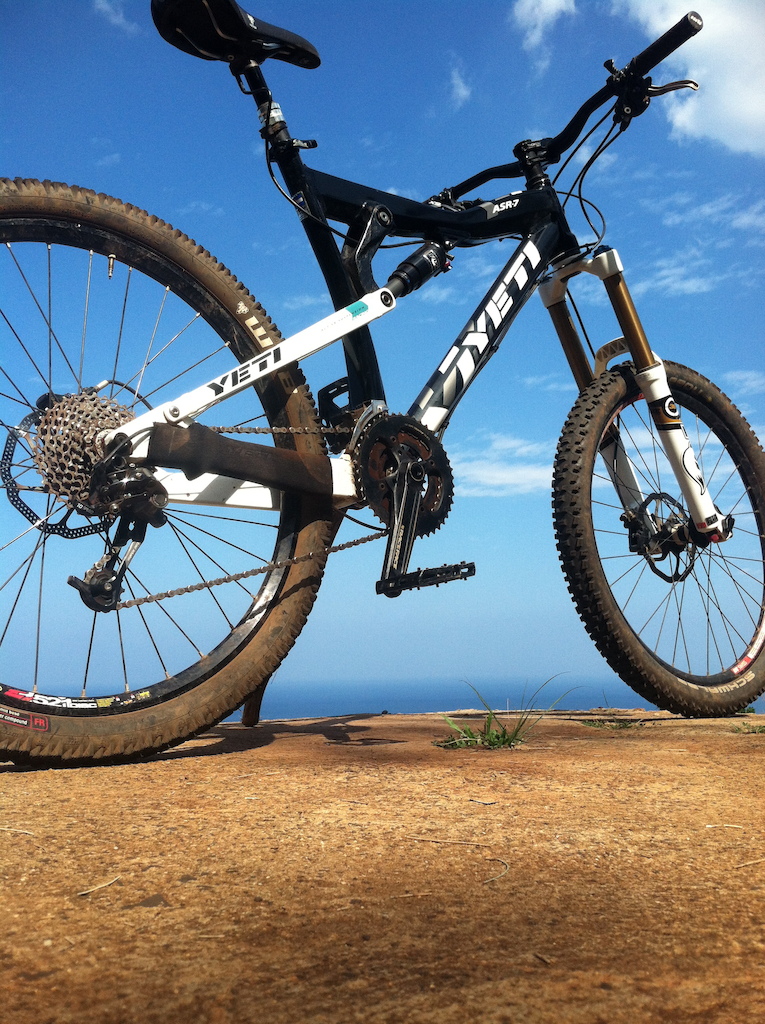 such a gorgeous clear day up on the north shore of oahu today, had to take a break from riding and take advantage with some glamour shots of my yeti.