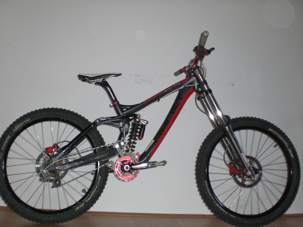 My Dh bike, almost ready... now with carbon levers :D YUSS!!!!