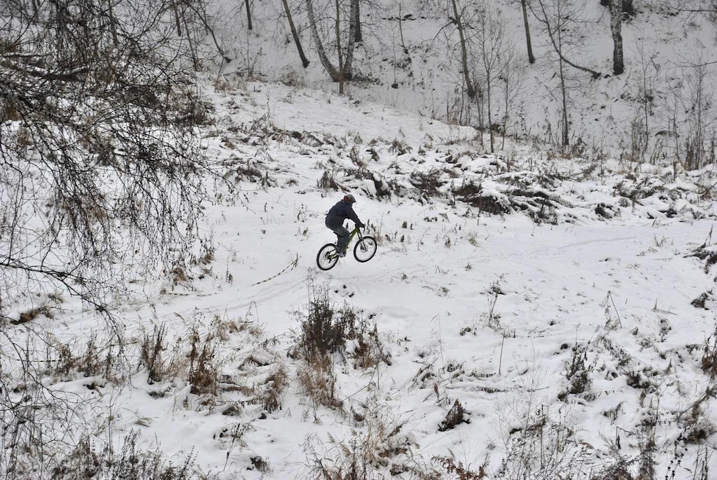 Just having fun after I've got spikes on my tires. It's about 2-3 mm high and keeping track awesome!
