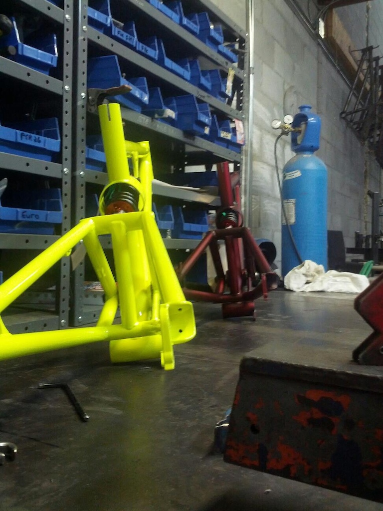 2 Large Stella with a 350 and 400Lbs coil spring going to Austalia, I really want to said that they are le lightest Stella ever made, 10.5lbs ......