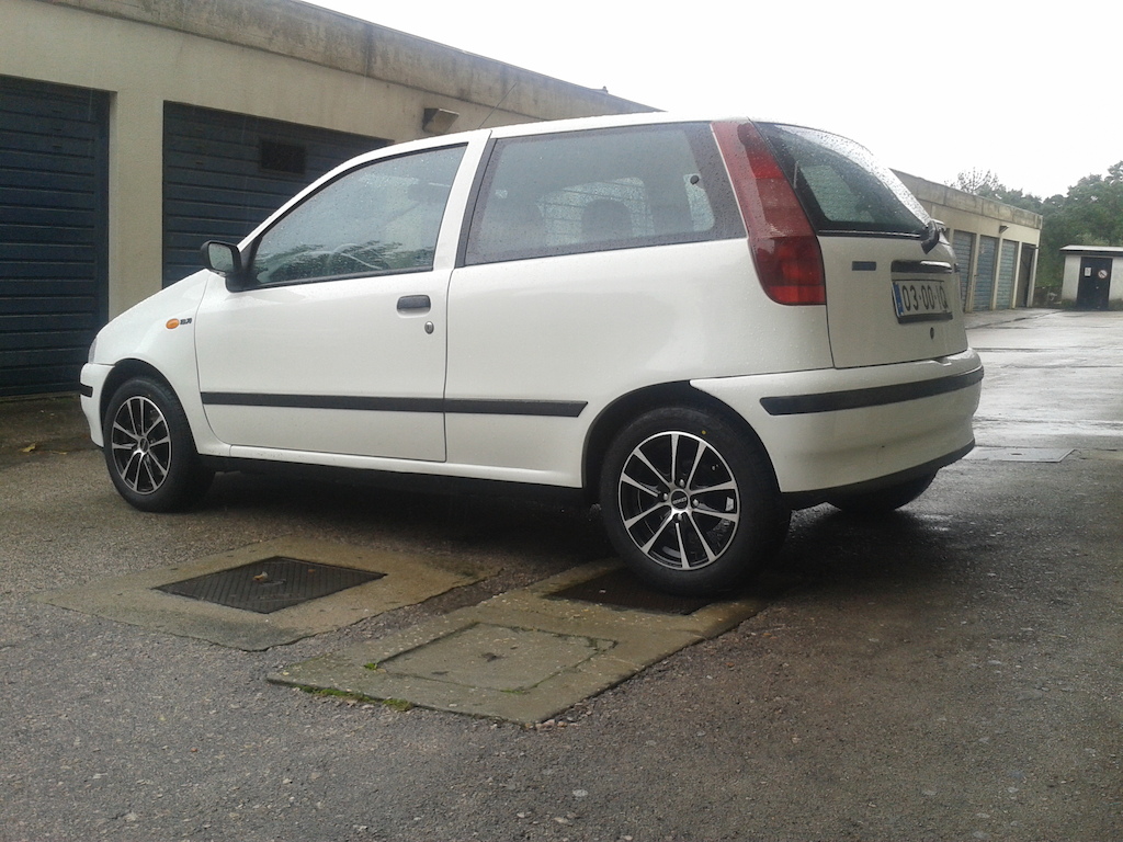 Fiat Punto with upgrades
-pneus bridgestone potenza 
-Jantes :)