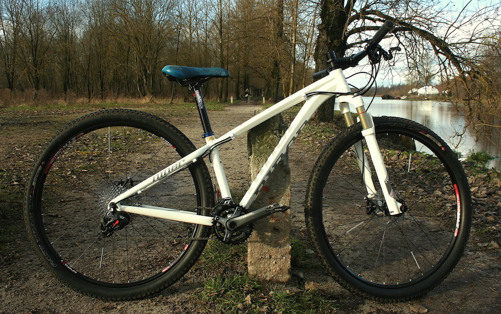 My girlfriends bike: Niner EMD9 in size XS. Reba XX forks, Sram X7 group, Formula RX brakes and Stans Crest rims on Stans hubs. 10.47 kg.