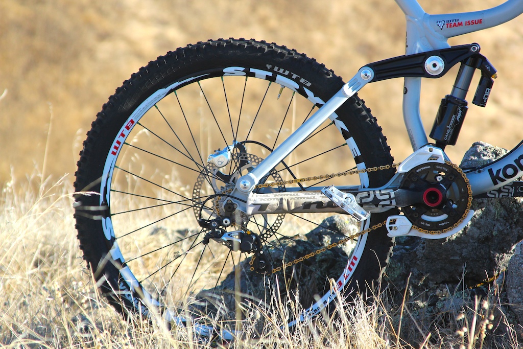 By gucci 2012 kona entourage DLX dected out with lots sick like enve bars, king hubs on WTB Stryker AM rims, formula RO brakes, LG1r cranks, CCDB air, Fox Van 180, WTB carbon silverado, Thomson masterpiece, Point one peddles, tuns of XTR trail including a XTR shadow+ short cage all toped off with Ti bolts from head to toe.