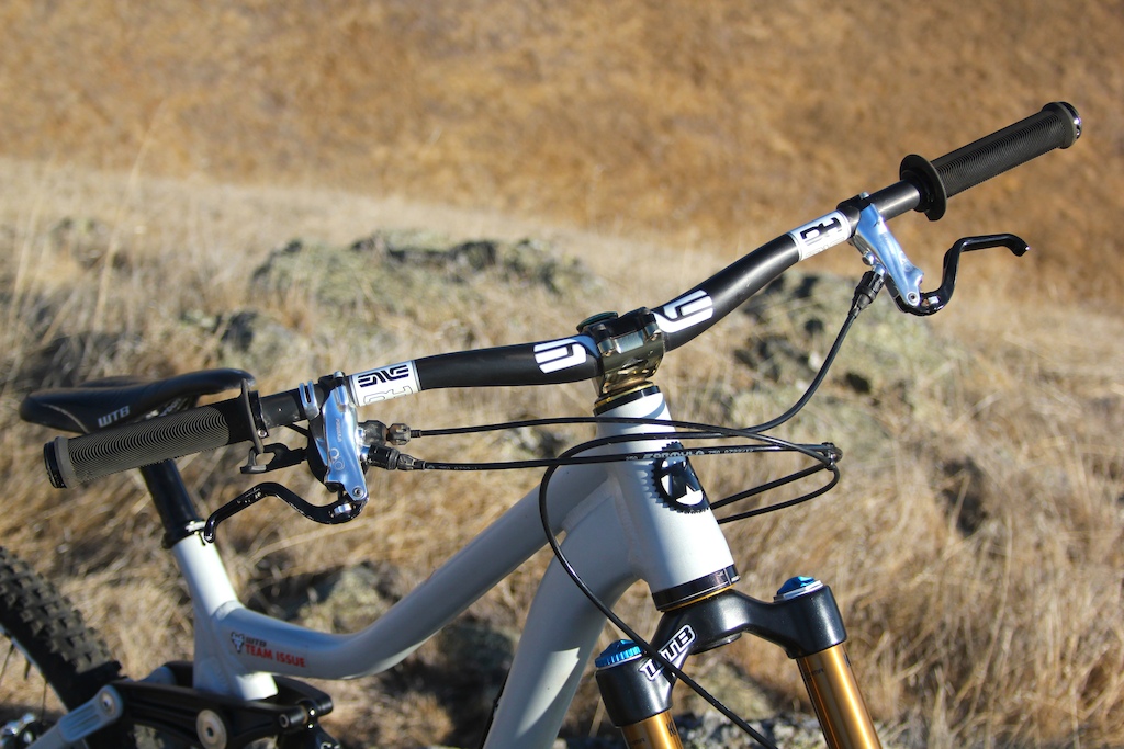 By gucci 2012 kona entourage DLX dected out with lots sick like enve bars, king hubs on WTB Stryker AM rims, formula RO brakes, LG1r cranks, CCDB air, Fox Van 180, WTB carbon silverado, Thomson masterpiece, Point one peddles, tuns of XTR trail including a XTR shadow+ short cage all toped off with Ti bolts from head to toe.