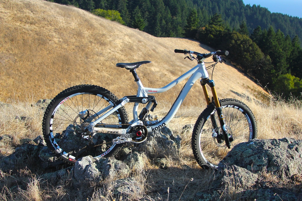 By gucci 2012 kona entourage DLX dected out with lots sick like enve bars, king hubs on WTB Stryker AM rims, formula RO brakes, LG1r cranks, CCDB air, Fox Van 180, WTB carbon silverado, Thomson masterpiece, Point one peddles, tuns of XTR trail including a XTR shadow+ short cage all toped off with Ti bolts from head to toe.