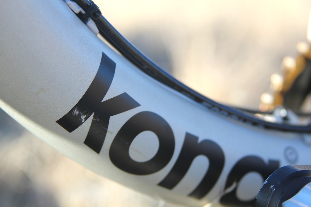 By gucci 2012 kona entourage DLX dected out with lots sick like enve bars, king hubs on WTB Stryker AM rims, formula RO brakes, LG1r cranks, CCDB air, Fox Van 180, WTB carbon silverado, Thomson masterpiece, Point one peddles, tuns of XTR trail including a XTR shadow+ short cage all toped off with Ti bolts from head to toe.