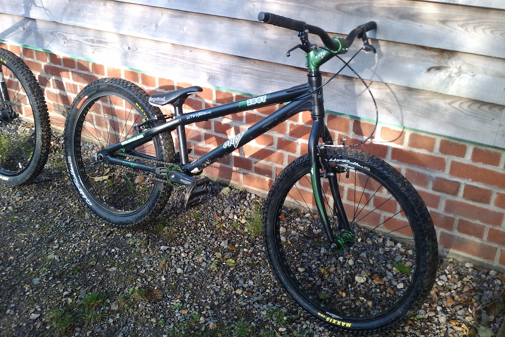 onza zoot, inspired pivotal seat, nuke proof electron pedals, maxxis holy rollar tires,