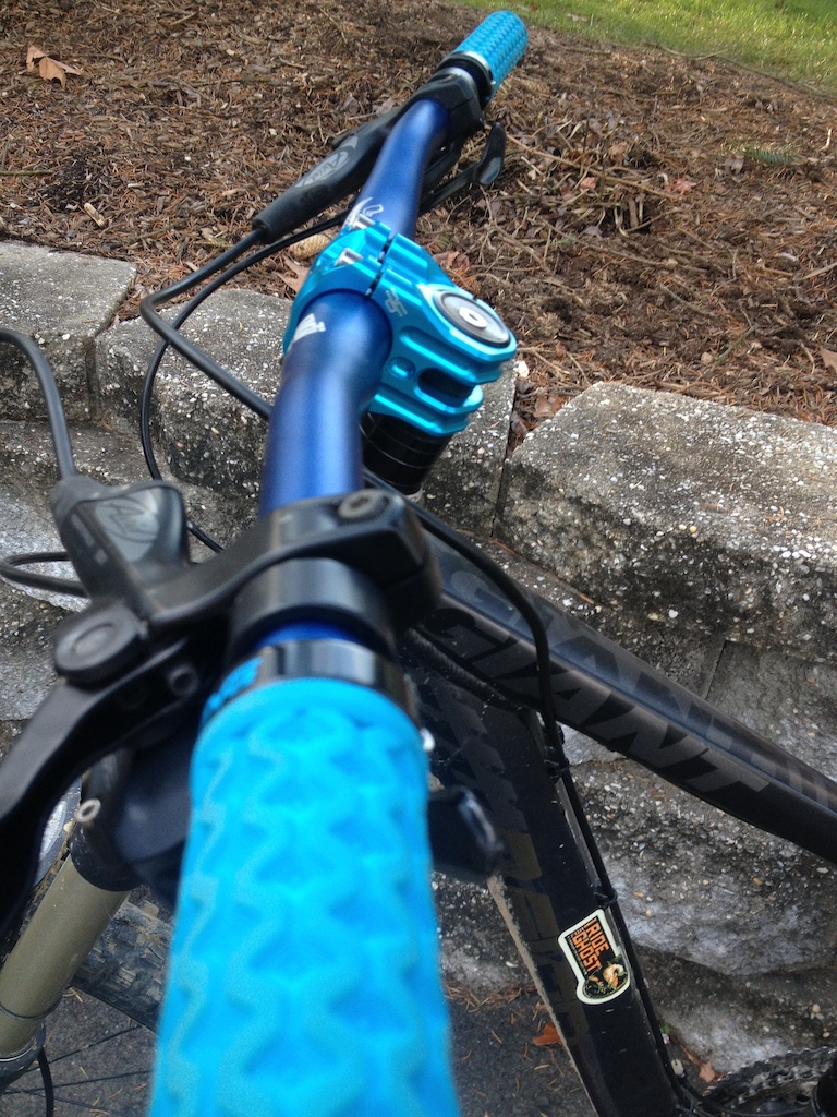 New ODI Flight Control bars, 
Candy Components Stem and Teva Grips!
Blue-ing out the Giant!
