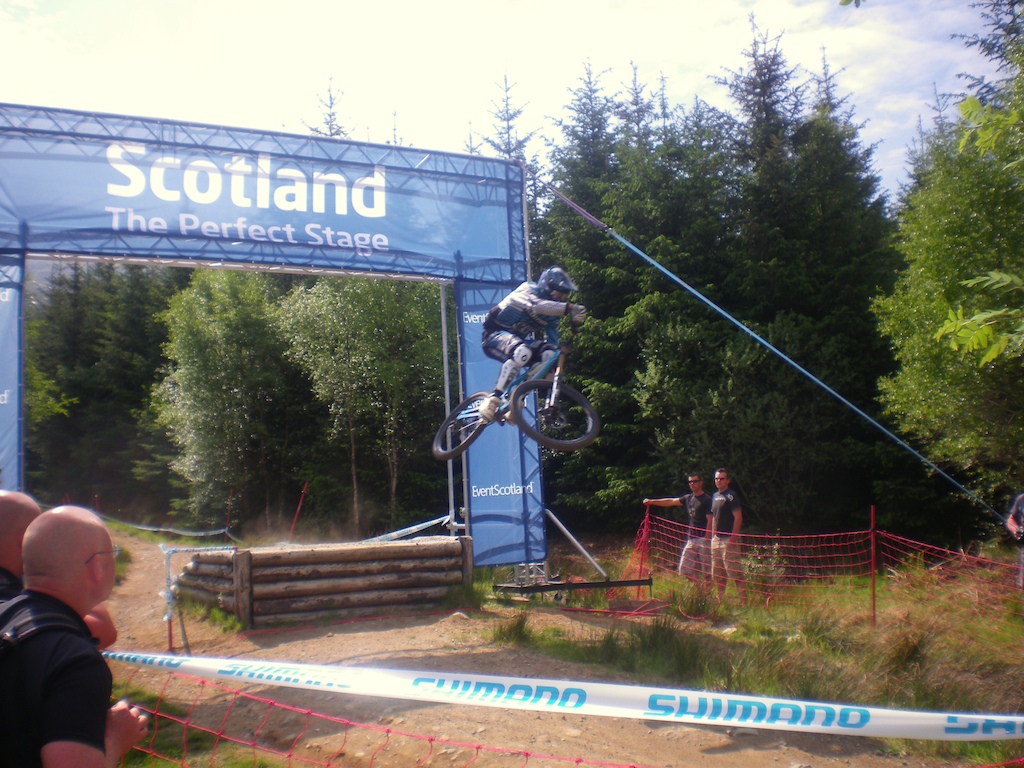 dan atherton going big off the scotland jump 2010 uci round