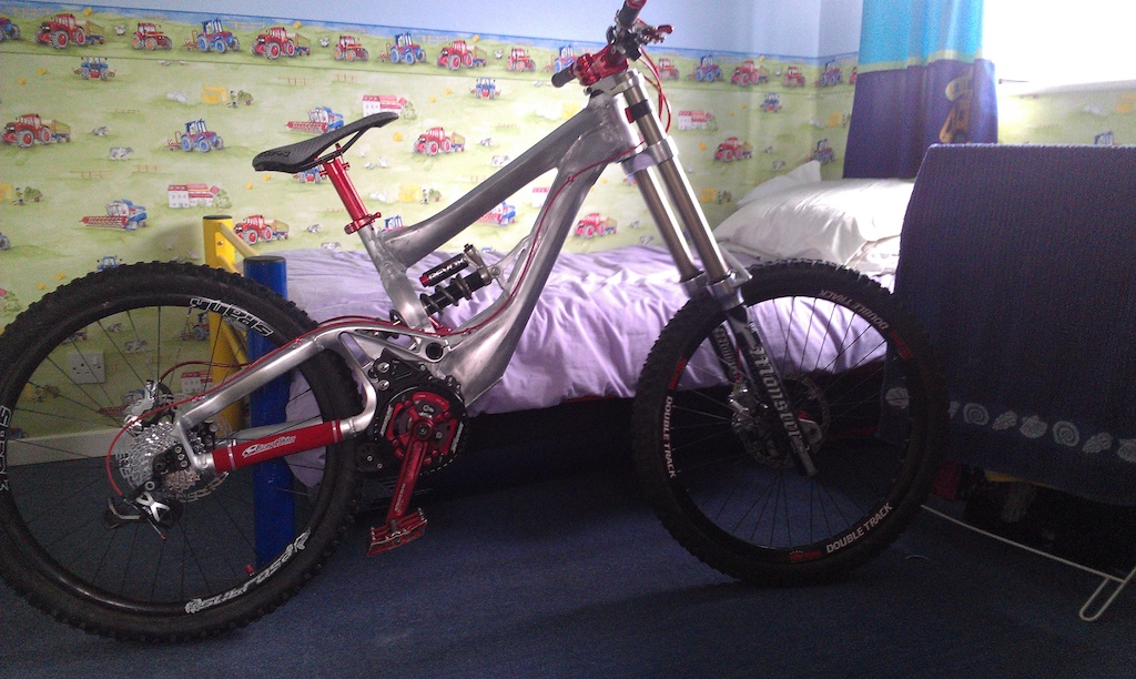 trek session 10,  with marzocchi  monster T2  forks,  hope stem, hope,  tech brakes, 10" rear travel, straitline pedals and chain guide with raceface atlas crank, jobs to do   Frame ready to be polish and front spank rim