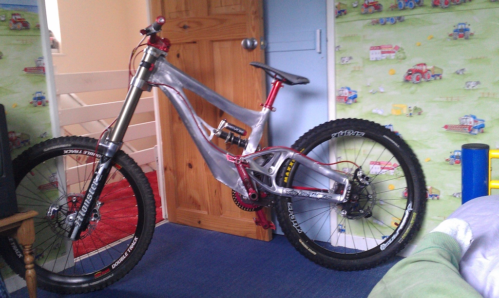 trek session 10,  with marzocchi  monster T2  forks,  hope stem, hope tech brakes, 10" rear travel, straitline pedals and chain guide with raceface atlas crank, jobs to do   Frame ready to be polish and front spank rim